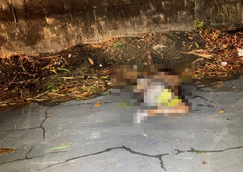 Homem é crivado de balas após ser retirado de carro em Manaus