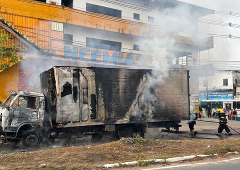 Acidente entre 3 veículos causa incêndio e deixa homem gravemente ferido no Santa Etelvina