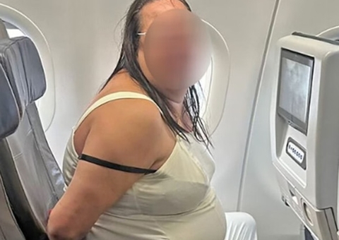 Mulher surta em voo da Azul, xinga passageiros e cospe em tripulantes