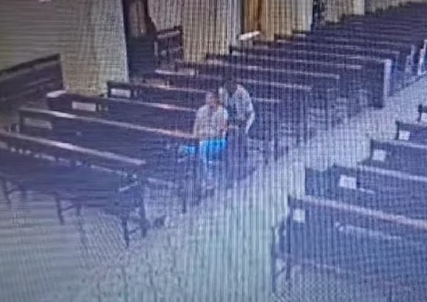 Mulher tem o celular furtado enquanto rezava em igreja 