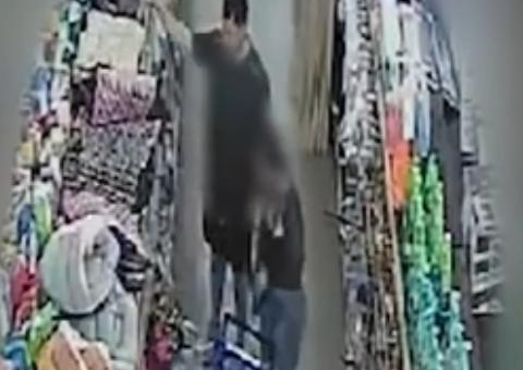 Câmera flagra homem mostrando pênis a mulher em supermercado