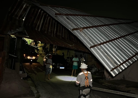 Temporal arranca telhado de vila e deixa bairro de Manaus às escuras