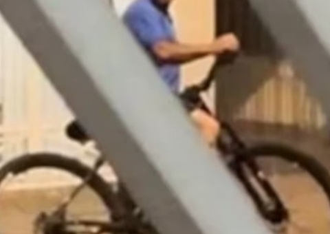 'Tarado da bike' se masturba em frente a portões e assusta moradores