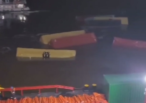 Contêineres caem de balsa no Rio Amazonas