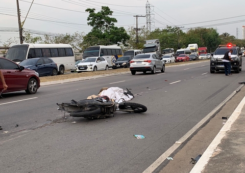 Motociclista morre após ser atropelado por carreta em Manaus