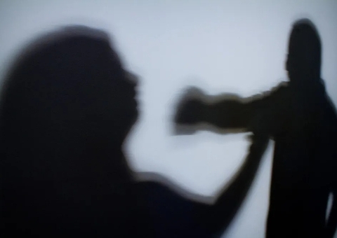 Homem chama a polícia para denunciar esposa por ameaça e acaba preso por agressão 