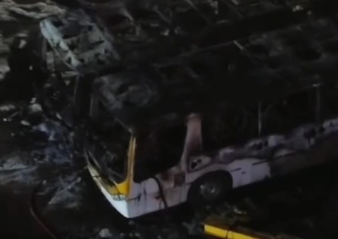 Ônibus são destruídos por chamas dentro de garagem em Manaus