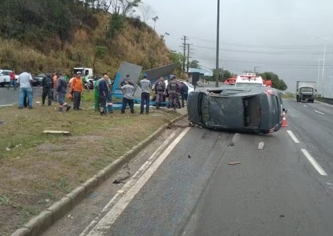 Carro atinge ponto de ônibus, mata duas pessoas e deixa cinco feridas