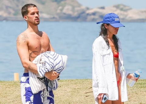 Bruna Marquezine e João Guilherme curtem dia de praia no Rio; veja fotos