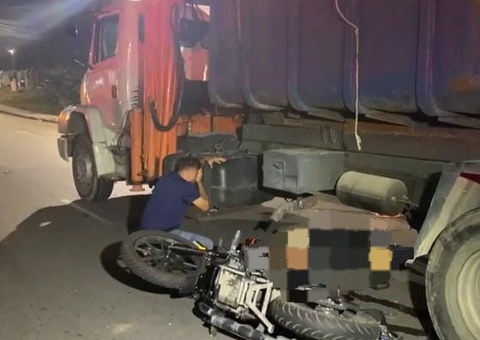 Pai entra em desespero ao ver filha morta em acidente em Manaus; vídeo