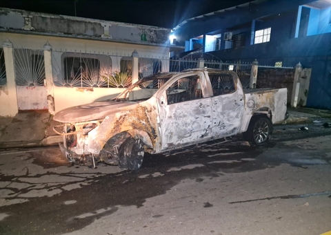 Vídeo: Carros adesivados com campanha de Adail Pinheiro são incendiados em Coari