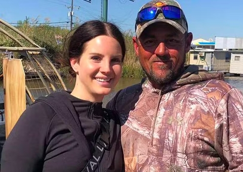 Lana Del Rey diz que ela e o marido são perseguidos por paparrazzi dentro de casa