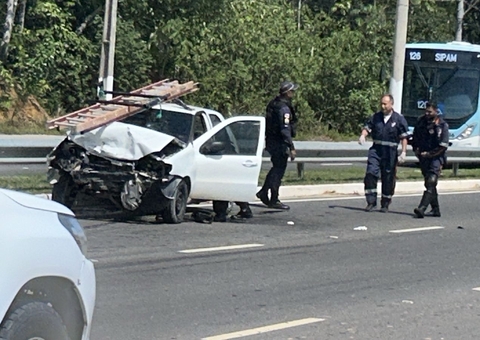 Acidente entre carros deixa duas pessoas feridas no Rapidão 