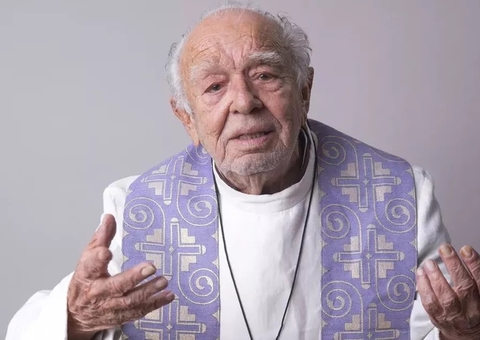 Ator Emiliano Queiroz morre aos 88 anos