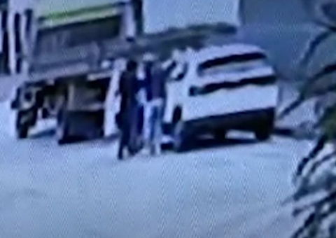 Vídeo mostra roubo de carro da equipe de segurança de Lula