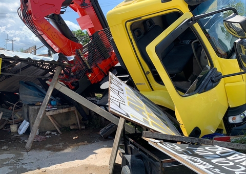 Mulher morre esmagada por caminhão que invadiu mercadinho em Manaus