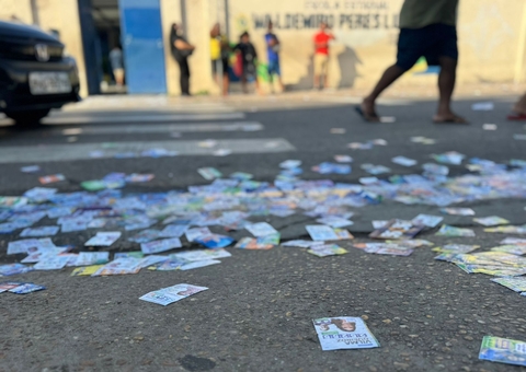 Ruas são tomadas por santinhos em dia de votação em Manaus