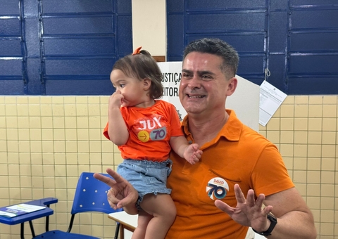 Candidato à reeleição, David Almeida vota acompanhado da família 