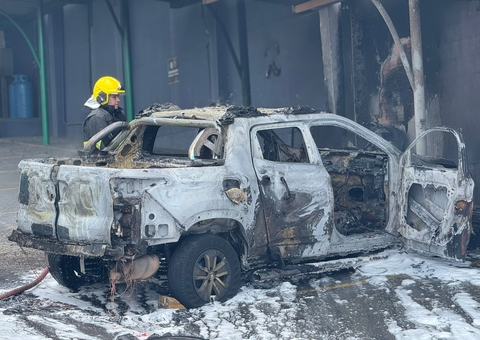 Incêndio destrói três veículos no estacionamento de frigorífico no Parque 10; veja vídeo