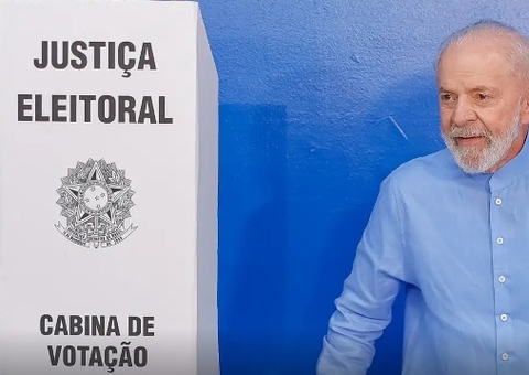 Lula vota em São Bernardo e diz que é hora de "corrigir erros"