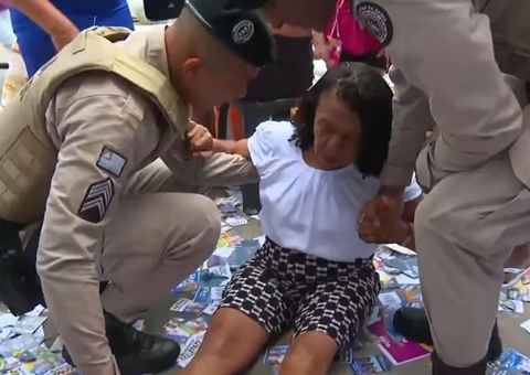 Mulher cai em buraco coberto por santinhos antes de votar