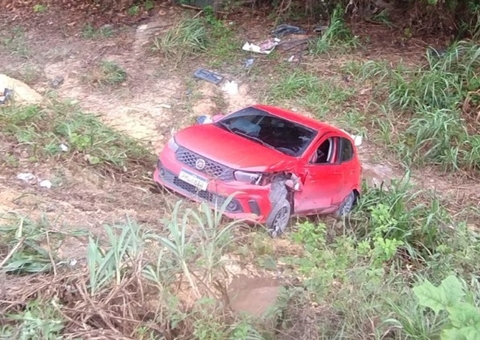 Carro cai em barranco após acidente na AM-010