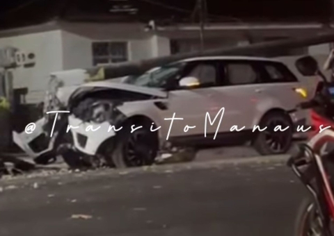 Carro bate e derruba poste na avenida São Jorge 