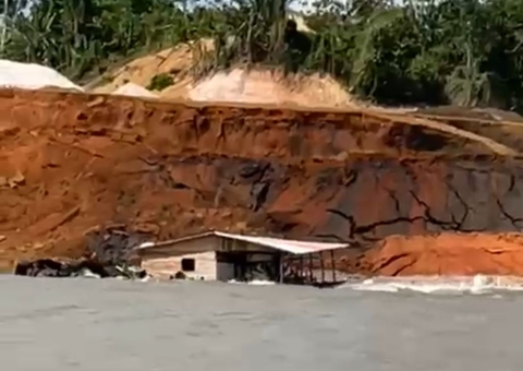 Confira momento exato em que barranco desaba causando destruição em Manacapuru