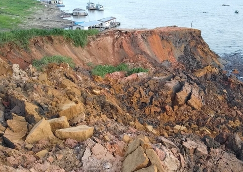 Imagens mostram antes e depois de deslizamento em porto de Manacapuru