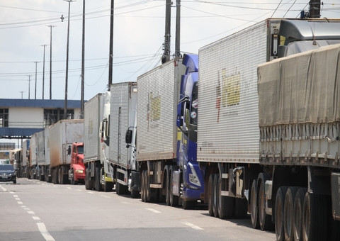 Seca causa fila quilométrica de caminhões no Porto da Ceasa