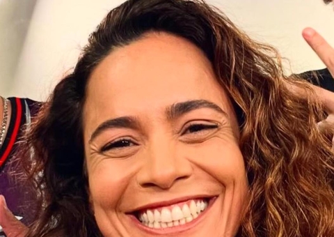 Alice Braga posta fotos raras com a namorada no México