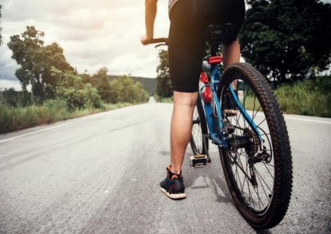 Pedalar reorganiza atividade cerebral e melhora tremores de pessoas com Parkinson