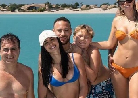 Terceira mão surge em foto de Neymar e dá o que falar