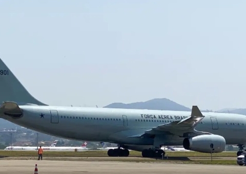 Terceiro voo da FAB sai do Líbano com 218 resgatados a bordo