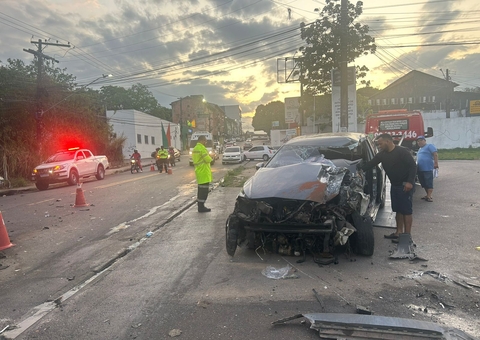 Colisão entre carro e micro-ônibus deixa um ferido na Estrada dos Franceses