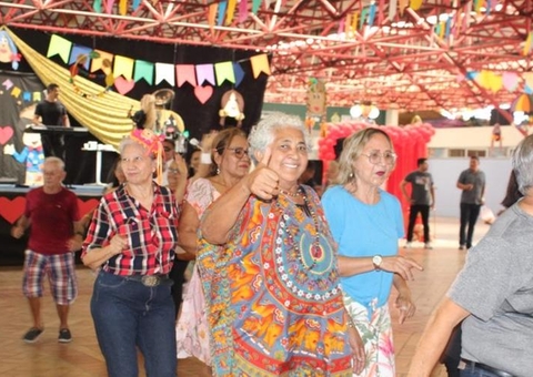 Baile do Ceci movimenta 'sextou' da melhor idade em Manaus