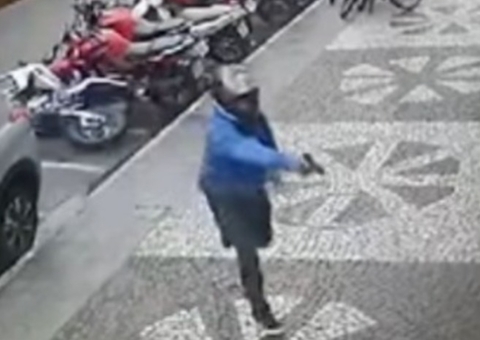 Atirador invade shopping, deixa dois feridos e morre durante fuga