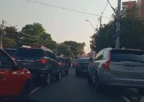 Acidente entre moto e carro deixa trânsito lento na Efigênio Sales