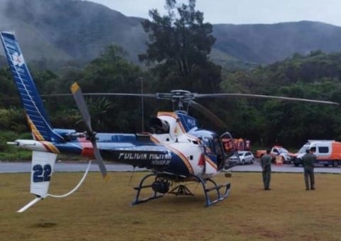 Helicóptero dos bombeiros que ajudava nas buscas por monomotor cai em MG