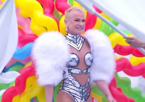 Xuxa leva público ao delírio com show nostálgico no intervalo do Futebol da Esperança