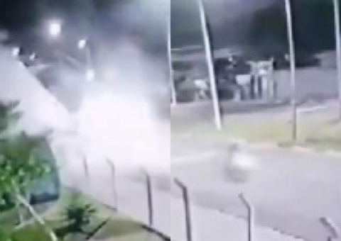 Cena chocante: Motociclista se salva de queda de caixa d’água por um segundo