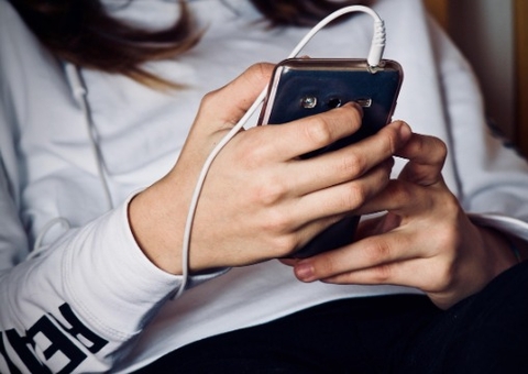 Oito em cada 10 adultos defendem a proibição de celulares em escolas