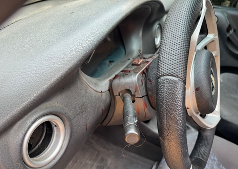 Carro com marcas de sangue é encontrado em ramal na AM-010