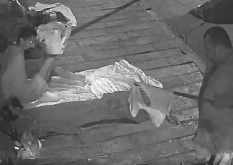 Cenas fortes: Homem tenta atear fogo em moradores de rua 