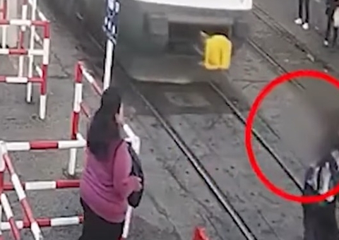 Homem escapa de ser atingido por trem ao se distrair no celular; vídeo