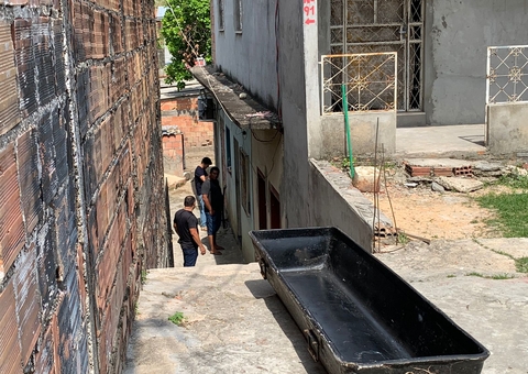 Despido, homem é encontrado morto com facada no peito em quitinete no Novo Aleixo