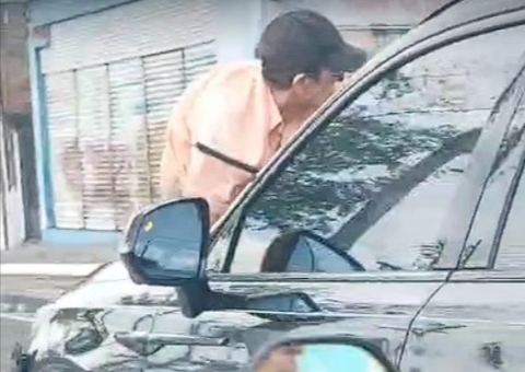 Idoso é arrastado em capô de carro por motorista em Manaus; vídeo