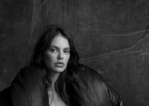 Laura Neiva posa seminua na reta final da gravidez e ganha declaração de Chay Suede