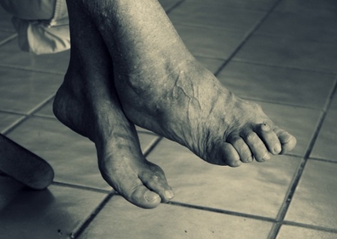 Mulher é presa por agredir a mãe idosa com pedaço de madeira no Novo Aleixo