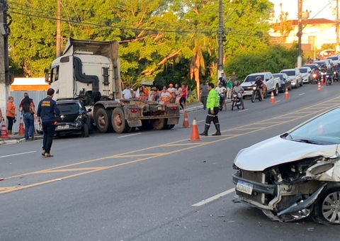 Carros colidem e minutos depois um deles é atingido por caminhão em Manaus